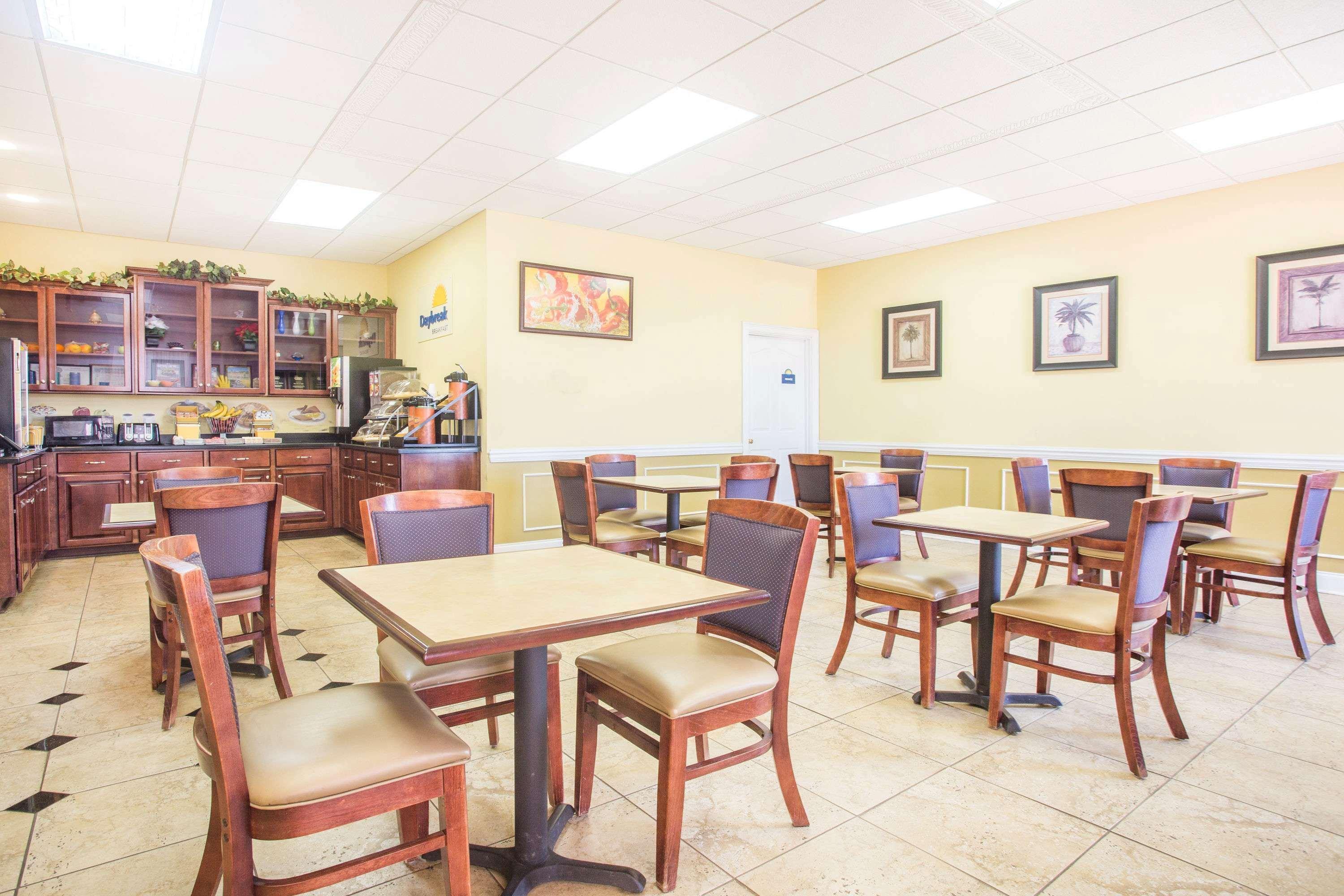 Days Inn & Suites By Wyndham Swainsboro Екстериор снимка