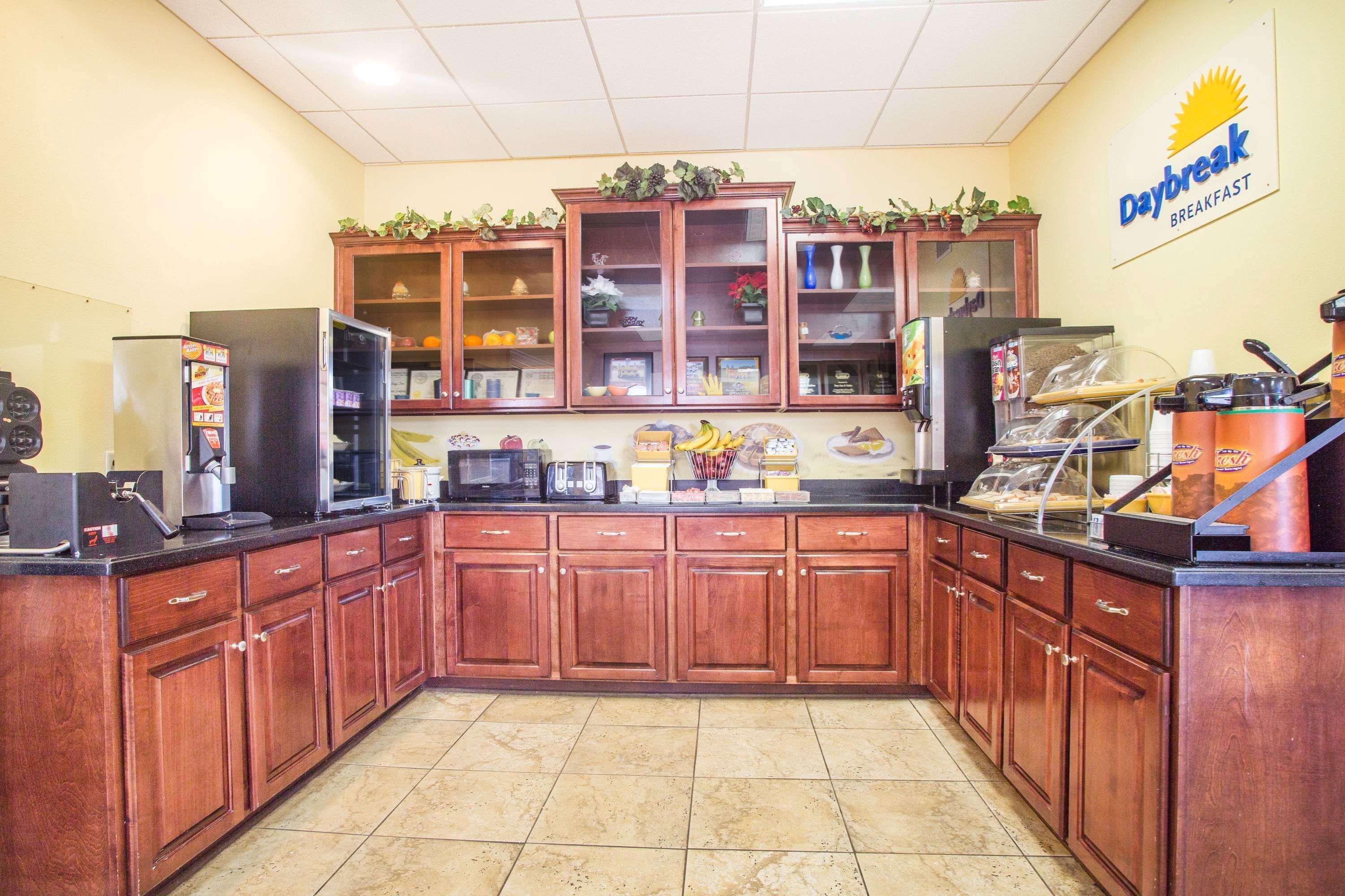 Days Inn & Suites By Wyndham Swainsboro Екстериор снимка