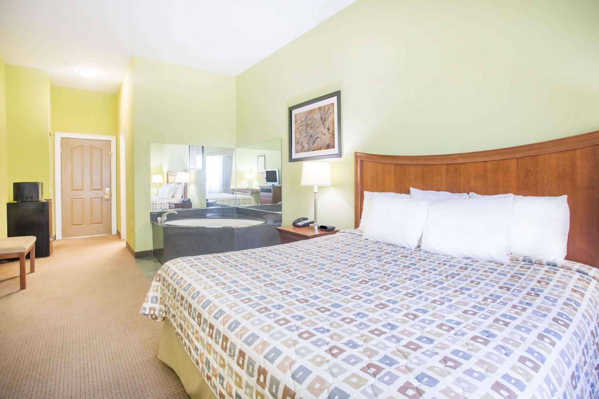 Days Inn & Suites By Wyndham Swainsboro Екстериор снимка
