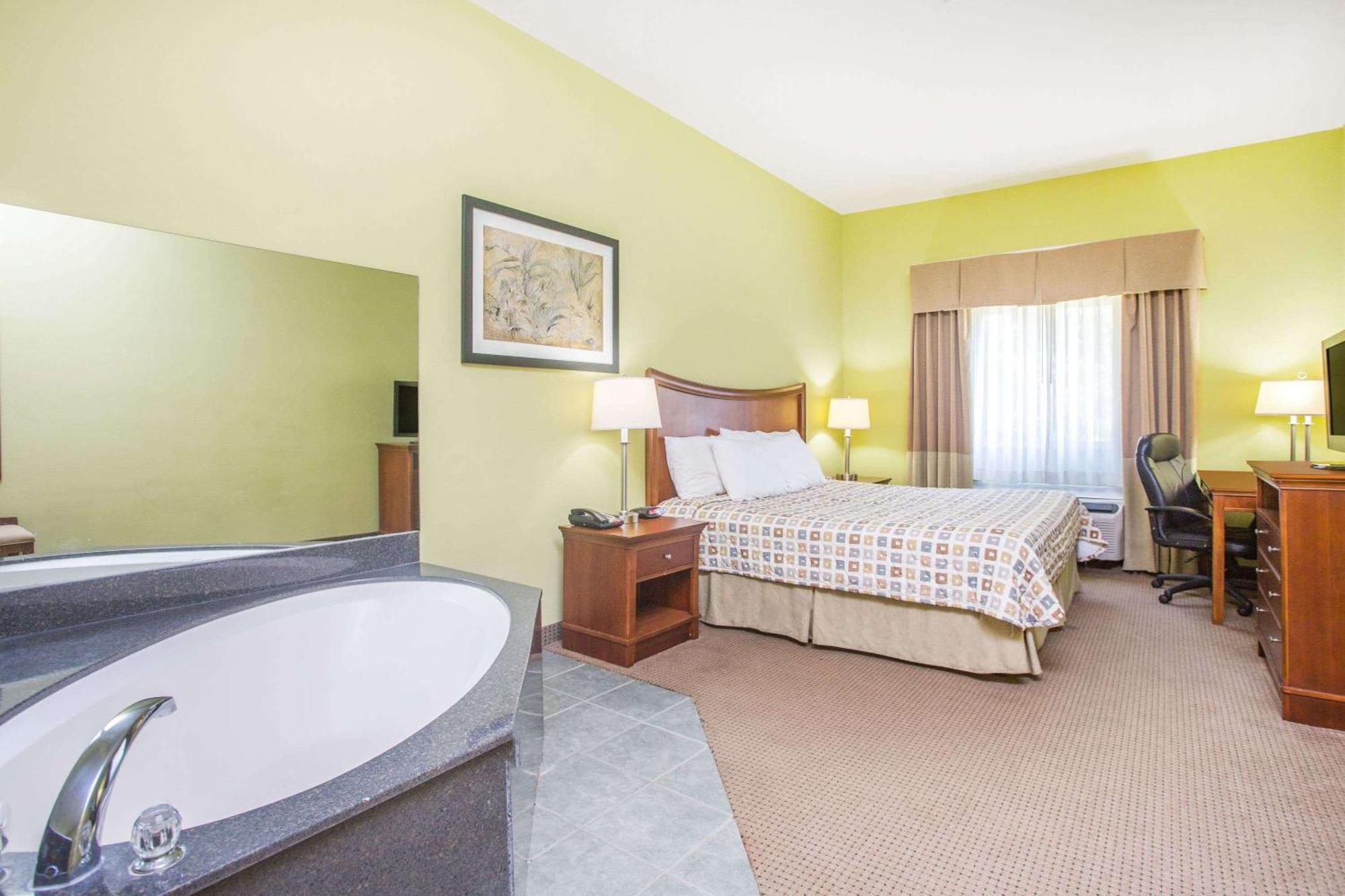 Days Inn & Suites By Wyndham Swainsboro Екстериор снимка