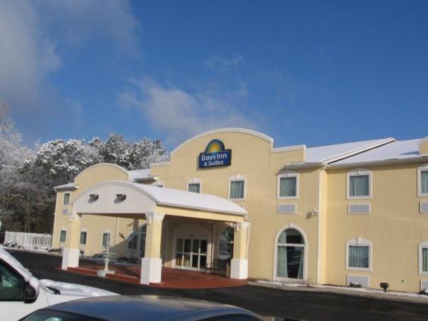Days Inn & Suites By Wyndham Swainsboro Екстериор снимка